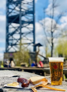 Klobáska na grilu a vychlazené pivo Grilovaná klobáska s vychlazeným pivem